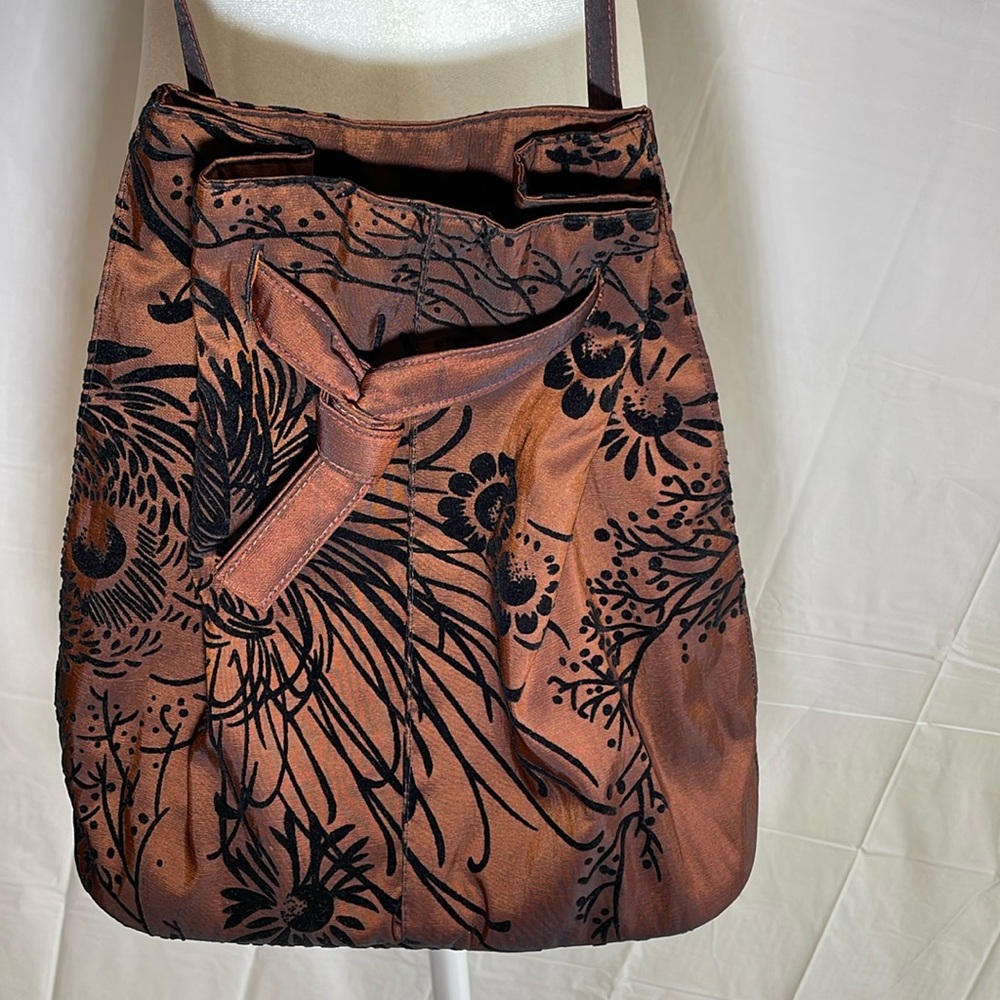 Vintage looking purse. No brand name. Beautiful unique bag.